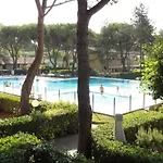 With Garden And Pool Access Διαμέρισμα *