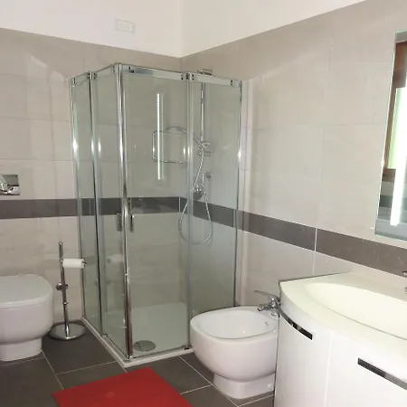 With Garden And Pool Access Apartmán
